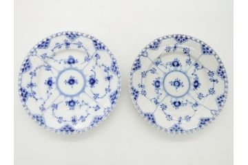 デンマーク　ROYAL COPENHAGEN(ロイヤルコペンハーゲン) ブルーフルーテッド　フルレース　約17cm　洗練された美しさを放つ皿2客セット(プレート、洋食器)(定価約66000円)(R-062462)