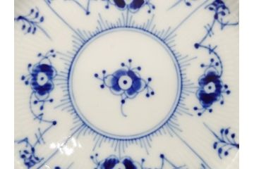 デンマーク　ROYAL COPENHAGEN(ロイヤルコペンハーゲン) ブルーフルーテッド　フルレース　約17cm　洗練された美しさを放つ皿2客セット(プレート、洋食器)(定価約66000円)(R-062462)
