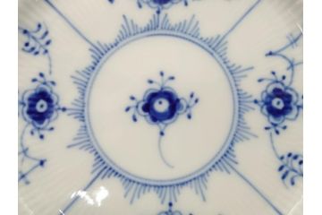 デンマーク　ROYAL COPENHAGEN(ロイヤルコペンハーゲン) ブルーフルーテッド　フルレース　約17cm　洗練された美しさを放つ皿2客セット(プレート、洋食器)(定価約66000円)(R-062463)