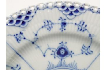 デンマーク　ROYAL COPENHAGEN(ロイヤルコペンハーゲン) ブルーフルーテッド　フルレース　約17cm　洗練された美しさを放つ皿2客セット(プレート、洋食器)(定価約66000円)(R-062463)