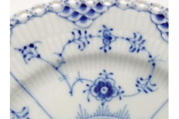 デンマーク　ROYAL COPENHAGEN(ロイヤルコペンハーゲン) ブルーフルーテッド　フルレース　約17cm　洗練された美しさを放つ皿2客セット(プレート、洋食器)(定価約66000円)(R-062463)