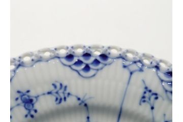 デンマーク　ROYAL COPENHAGEN(ロイヤルコペンハーゲン) ブルーフルーテッド　フルレース　約17cm　洗練された美しさを放つ皿2客セット(プレート、洋食器)(定価約66000円)(R-062463)