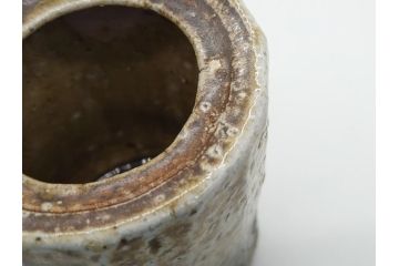 壺中窯　保庭楽入　信楽焼　旅枕　素朴で土の質感が感じられる花入(茶陶しがらき、花瓶、花器、共箱付き)(R-062469)