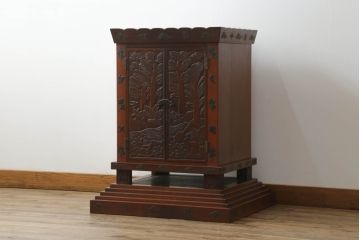 和製アンティーク　彫刻家　山根八春(やまねやつはる、はっしゅん)　宝尽くし　獅子　狛犬　力強く彫られた植物や生物が魅力的な厨子(ずし)(仏壇、収納棚、飾り棚)(R-062481)