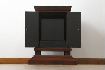 和製アンティーク　彫刻家　山根八春(やまねやつはる、はっしゅん)　宝尽くし　獅子　狛犬　力強く彫られた植物や生物が魅力的な厨子(ずし)(仏壇、収納棚、飾り棚)(R-062481)