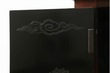和製アンティーク　彫刻家　山根八春(やまねやつはる、はっしゅん)　宝尽くし　獅子　狛犬　力強く彫られた植物や生物が魅力的な厨子(ずし)(仏壇、収納棚、飾り棚)(R-062481)