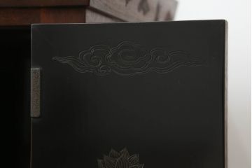 和製アンティーク　彫刻家　山根八春(やまねやつはる、はっしゅん)　宝尽くし　獅子　狛犬　力強く彫られた植物や生物が魅力的な厨子(ずし)(仏壇、収納棚、飾り棚)(R-062481)