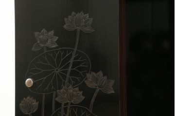 和製アンティーク　彫刻家　山根八春(やまねやつはる、はっしゅん)　宝尽くし　獅子　狛犬　力強く彫られた植物や生物が魅力的な厨子(ずし)(仏壇、収納棚、飾り棚)(R-062481)