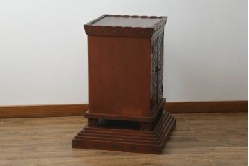 和製アンティーク　彫刻家　山根八春(やまねやつはる、はっしゅん)　宝尽くし　獅子　狛犬　力強く彫られた植物や生物が魅力的な厨子(ずし)(仏壇、収納棚、飾り棚)(R-062481)