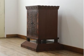 和製アンティーク　彫刻家　山根八春(やまねやつはる、はっしゅん)　宝尽くし　獅子　狛犬　力強く彫られた植物や生物が魅力的な厨子(ずし)(仏壇、収納棚、飾り棚)(R-062481)