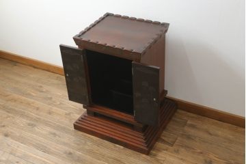 和製アンティーク　彫刻家　山根八春(やまねやつはる、はっしゅん)　宝尽くし　獅子　狛犬　力強く彫られた植物や生物が魅力的な厨子(ずし)(仏壇、収納棚、飾り棚)(R-062481)
