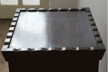 和製アンティーク　彫刻家　山根八春(やまねやつはる、はっしゅん)　宝尽くし　獅子　狛犬　力強く彫られた植物や生物が魅力的な厨子(ずし)(仏壇、収納棚、飾り棚)(R-062481)