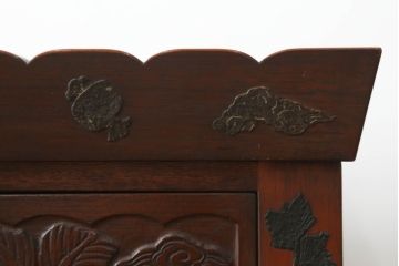 和製アンティーク　彫刻家　山根八春(やまねやつはる、はっしゅん)　宝尽くし　獅子　狛犬　力強く彫られた植物や生物が魅力的な厨子(ずし)(仏壇、収納棚、飾り棚)(R-062481)