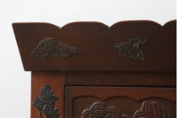 和製アンティーク　彫刻家　山根八春(やまねやつはる、はっしゅん)　宝尽くし　獅子　狛犬　力強く彫られた植物や生物が魅力的な厨子(ずし)(仏壇、収納棚、飾り棚)(R-062481)