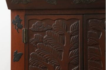 和製アンティーク　彫刻家　山根八春(やまねやつはる、はっしゅん)　宝尽くし　獅子　狛犬　力強く彫られた植物や生物が魅力的な厨子(ずし)(仏壇、収納棚、飾り棚)(R-062481)