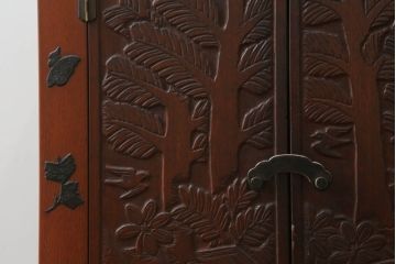 和製アンティーク　彫刻家　山根八春(やまねやつはる、はっしゅん)　宝尽くし　獅子　狛犬　力強く彫られた植物や生物が魅力的な厨子(ずし)(仏壇、収納棚、飾り棚)(R-062481)