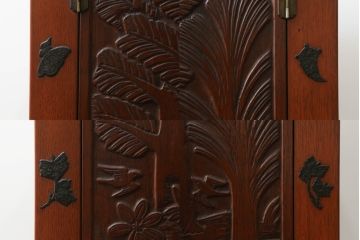 和製アンティーク　彫刻家　山根八春(やまねやつはる、はっしゅん)　宝尽くし　獅子　狛犬　力強く彫られた植物や生物が魅力的な厨子(ずし)(仏壇、収納棚、飾り棚)(R-062481)