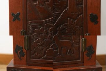 和製アンティーク　彫刻家　山根八春(やまねやつはる、はっしゅん)　宝尽くし　獅子　狛犬　力強く彫られた植物や生物が魅力的な厨子(ずし)(仏壇、収納棚、飾り棚)(R-062481)