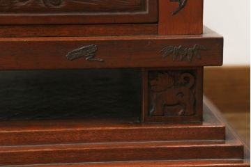 和製アンティーク　彫刻家　山根八春(やまねやつはる、はっしゅん)　宝尽くし　獅子　狛犬　力強く彫られた植物や生物が魅力的な厨子(ずし)(仏壇、収納棚、飾り棚)(R-062481)