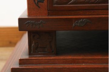 和製アンティーク　彫刻家　山根八春(やまねやつはる、はっしゅん)　宝尽くし　獅子　狛犬　力強く彫られた植物や生物が魅力的な厨子(ずし)(仏壇、収納棚、飾り棚)(R-062481)