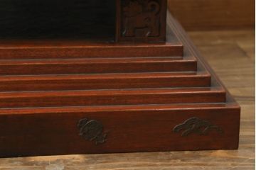 和製アンティーク　彫刻家　山根八春(やまねやつはる、はっしゅん)　宝尽くし　獅子　狛犬　力強く彫られた植物や生物が魅力的な厨子(ずし)(仏壇、収納棚、飾り棚)(R-062481)