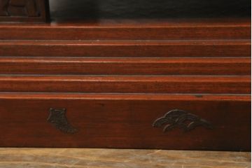 和製アンティーク　彫刻家　山根八春(やまねやつはる、はっしゅん)　宝尽くし　獅子　狛犬　力強く彫られた植物や生物が魅力的な厨子(ずし)(仏壇、収納棚、飾り棚)(R-062481)