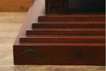 和製アンティーク　彫刻家　山根八春(やまねやつはる、はっしゅん)　宝尽くし　獅子　狛犬　力強く彫られた植物や生物が魅力的な厨子(ずし)(仏壇、収納棚、飾り棚)(R-062481)