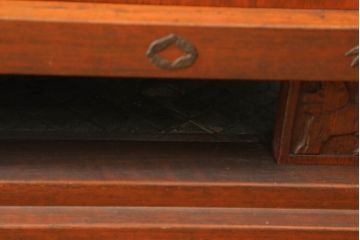 和製アンティーク　彫刻家　山根八春(やまねやつはる、はっしゅん)　宝尽くし　獅子　狛犬　力強く彫られた植物や生物が魅力的な厨子(ずし)(仏壇、収納棚、飾り棚)(R-062481)