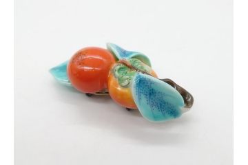 高級　三越製　磁器製　柿の実　ぷっくりとした柿の実か愛らしい帯留め(十三代今泉今右衛門、柿の木、帯締め、着物道具、和装小物、帯留金具、アクセサリー、ケース付き)(R-062492)