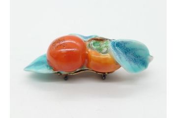 高級　三越製　磁器製　柿の実　ぷっくりとした柿の実か愛らしい帯留め(十三代今泉今右衛門、柿の木、帯締め、着物道具、和装小物、帯留金具、アクセサリー、ケース付き)(R-062492)
