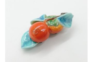 高級　三越製　磁器製　柿の実　ぷっくりとした柿の実か愛らしい帯留め(十三代今泉今右衛門、柿の木、帯締め、着物道具、和装小物、帯留金具、アクセサリー、ケース付き)(R-062492)