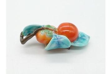高級　三越製　磁器製　柿の実　ぷっくりとした柿の実か愛らしい帯留め(十三代今泉今右衛門、柿の木、帯締め、着物道具、和装小物、帯留金具、アクセサリー、ケース付き)(R-062492)