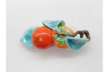 高級　三越製　磁器製　柿の実　ぷっくりとした柿の実か愛らしい帯留め(十三代今泉今右衛門、柿の木、帯締め、着物道具、和装小物、帯留金具、アクセサリー、ケース付き)(R-062492)