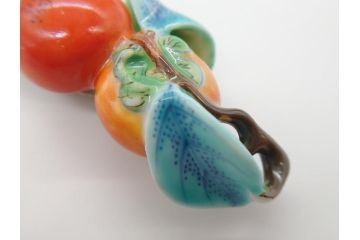 高級　三越製　磁器製　柿の実　ぷっくりとした柿の実か愛らしい帯留め(十三代今泉今右衛門、柿の木、帯締め、着物道具、和装小物、帯留金具、アクセサリー、ケース付き)(R-062492)