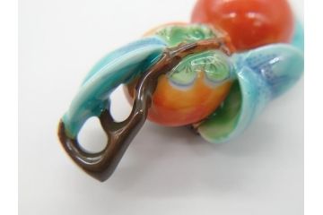 高級　三越製　磁器製　柿の実　ぷっくりとした柿の実か愛らしい帯留め(十三代今泉今右衛門、柿の木、帯締め、着物道具、和装小物、帯留金具、アクセサリー、ケース付き)(R-062492)