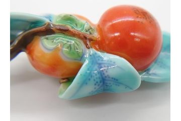 高級　三越製　磁器製　柿の実　ぷっくりとした柿の実か愛らしい帯留め(十三代今泉今右衛門、柿の木、帯締め、着物道具、和装小物、帯留金具、アクセサリー、ケース付き)(R-062492)