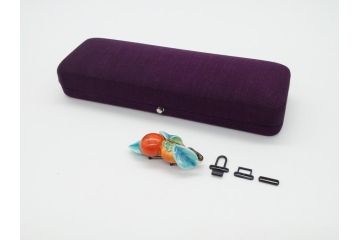 高級　三越製　磁器製　柿の実　ぷっくりとした柿の実か愛らしい帯留め(十三代今泉今右衛門、柿の木、帯締め、着物道具、和装小物、帯留金具、アクセサリー、ケース付き)(R-062492)