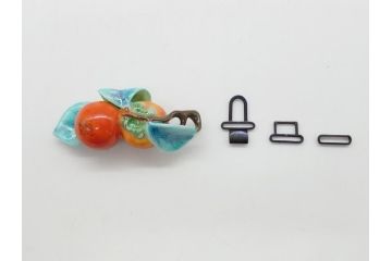 高級　三越製　磁器製　柿の実　ぷっくりとした柿の実か愛らしい帯留め(十三代今泉今右衛門、柿の木、帯締め、着物道具、和装小物、帯留金具、アクセサリー、ケース付き)(R-062492)