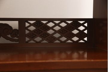 和製アンティーク　明治大正期　螺鈿(ラデン)　漆塗り　味わい深い朱塗りの色合いが上質な和の空間を演出する飾り棚(茶棚、茶箪笥、収納棚、戸棚、サイドキャビネット、サイドボード)(R-062499)