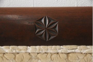 和製ビンテージ　彫刻家　山根八春(やまねやつはる、はっしゅん)　レリーフ入り　クラシカルな佇まいが魅力的な2人掛けソファ(2P、二人掛けソファ、ヴィンテージ)(R-062500)