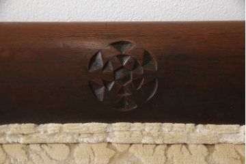 和製ビンテージ　彫刻家　山根八春(やまねやつはる、はっしゅん)　レリーフ入り　クラシカルな佇まいが魅力的な2人掛けソファ(2P、二人掛けソファ、ヴィンテージ)(R-062500)
