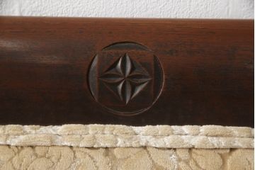 和製ビンテージ　彫刻家　山根八春(やまねやつはる、はっしゅん)　レリーフ入り　クラシカルな佇まいが魅力的な2人掛けソファ(2P、二人掛けソファ、ヴィンテージ)(R-062500)