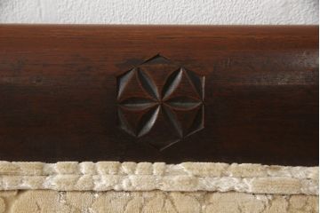 和製ビンテージ　彫刻家　山根八春(やまねやつはる、はっしゅん)　レリーフ入り　クラシカルな佇まいが魅力的な2人掛けソファ(2P、二人掛けソファ、ヴィンテージ)(R-062500)