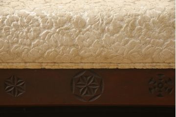 和製ビンテージ　彫刻家　山根八春(やまねやつはる、はっしゅん)　レリーフ入り　クラシカルな佇まいが魅力的な2人掛けソファ(2P、二人掛けソファ、ヴィンテージ)(R-062500)