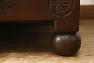 和製ビンテージ　彫刻家　山根八春(やまねやつはる、はっしゅん)　レリーフ入り　クラシカルな佇まいが魅力的な2人掛けソファ(2P、二人掛けソファ、ヴィンテージ)(R-062500)