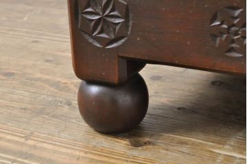 和製ビンテージ　彫刻家　山根八春(やまねやつはる、はっしゅん)　レリーフ入り　クラシカルな佇まいが魅力的な1人掛けソファ(1P、一人掛けソファ、サロンチェア、椅子、イス、ヴィンテージ)(R-062501)