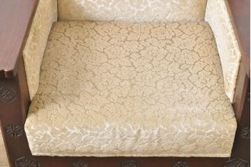 和製ビンテージ　彫刻家　山根八春(やまねやつはる、はっしゅん)　レリーフ入り　クラシカルな佇まいが魅力的な1人掛けソファ(1P、一人掛けソファ、サロンチェア、椅子、イス、ヴィンテージ)(R-062502)
