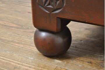 和製ビンテージ　彫刻家　山根八春(やまねやつはる、はっしゅん)　レリーフ入り　クラシカルな佇まいが魅力的な1人掛けソファ(1P、一人掛けソファ、サロンチェア、椅子、イス、ヴィンテージ)(R-062502)