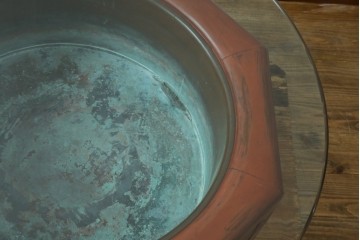彫刻家　山根八春(やまねやつはる、はっしゅん)　八角　七宝繋と花があしらわれた火鉢テーブル　(R-062505)