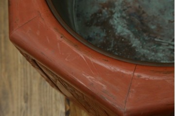 彫刻家　山根八春(やまねやつはる、はっしゅん)　八角　七宝繋と花があしらわれた火鉢テーブル　(R-062505)